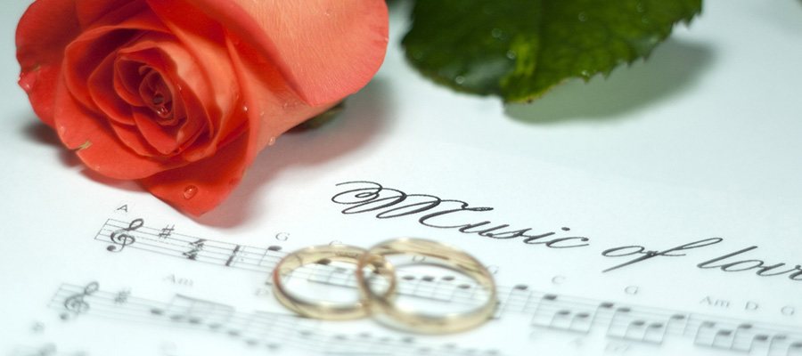 Rosa , wedding  ring  and  Notes . Music  to  lovers.